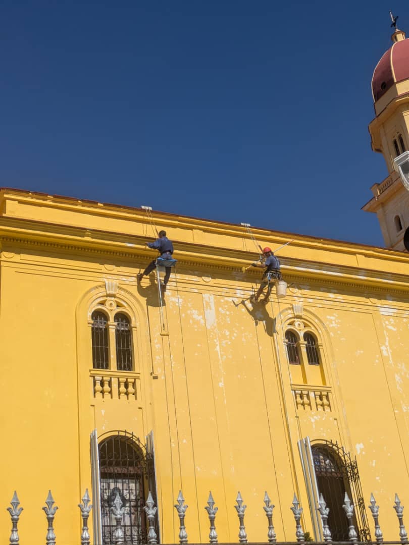 Labores de reparación en el Santuario Nacional Basílica Menor de Nuestra Señora de la Caridad del Cobre después del huracán Melissa. Foto: Nelson Hair Melik Marrero / Cubahora