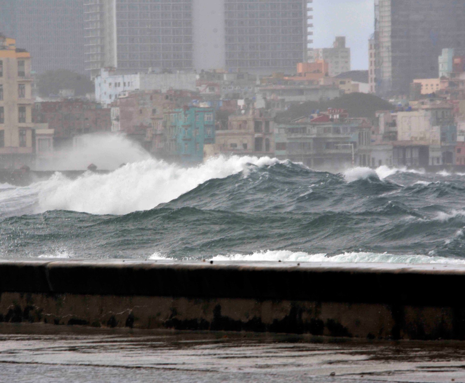 Inundaciones en el Malecón de La Habana