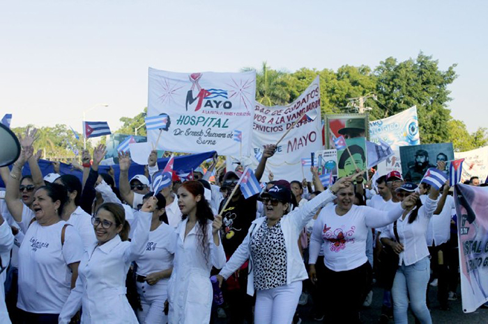 Desfile por el primero de mayo en Las Tunas