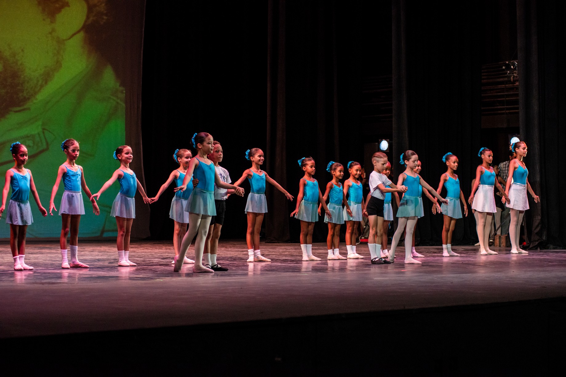 El Ballet Nacional de Cuba ilumina la Sala Avellaneda en homenaje a Fidel