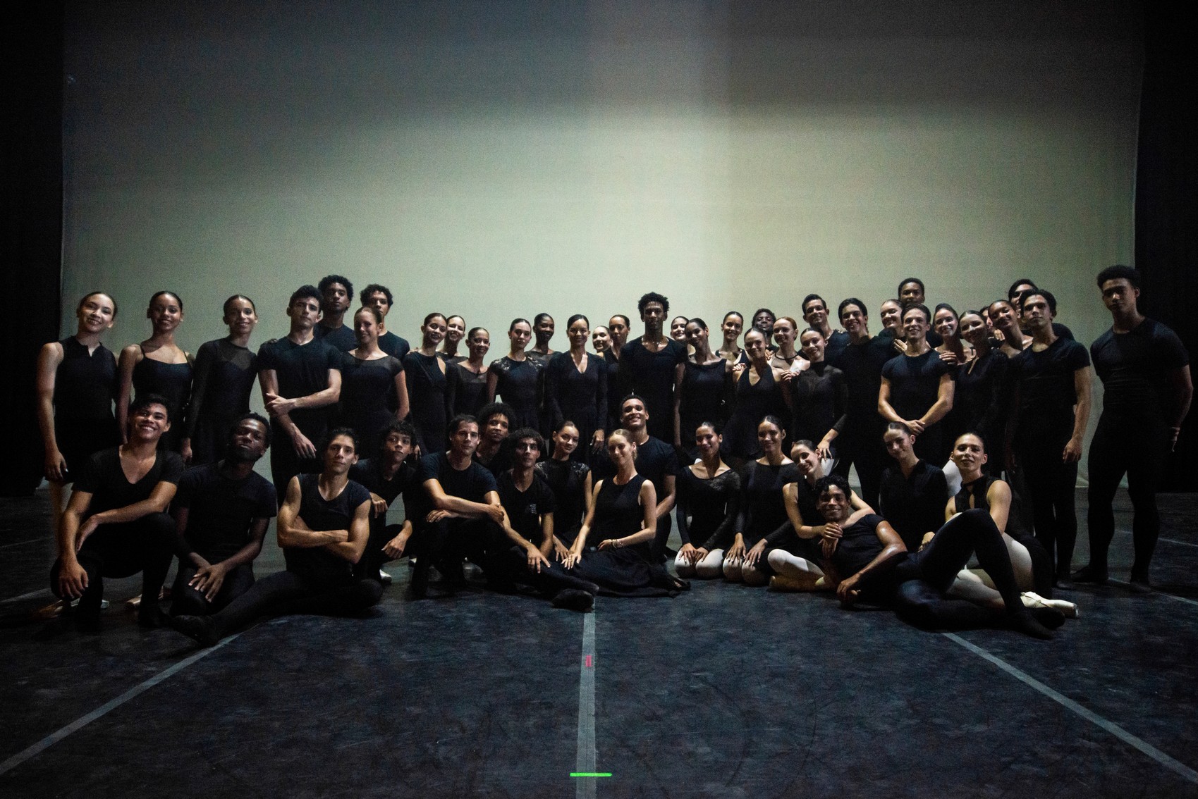 El Ballet Nacional de Cuba ilumina la Sala Avellaneda en homenaje a Fidel